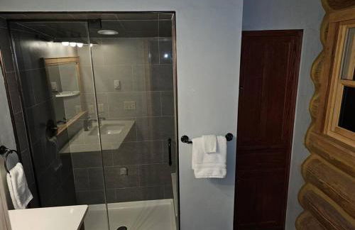 Moose Mtn Lodge/Luxury Cabin/Hot Tub/Fireplace - Foto 7