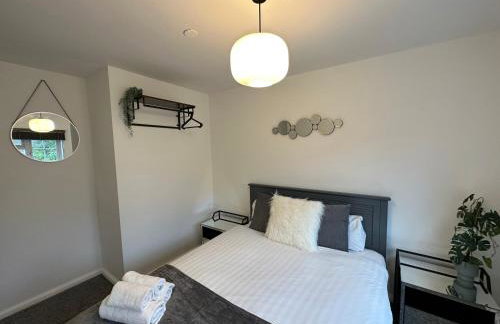 Comfortable 3 Bed House with Garden & Parking - Foto 24