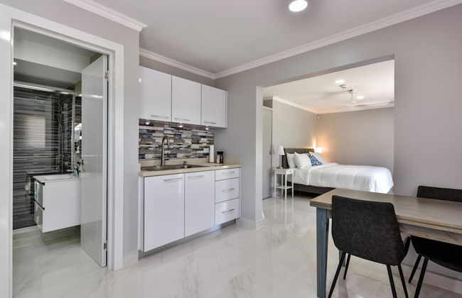 NEW Modern Cozy Studio Walking Distance to Beach - Foto 1