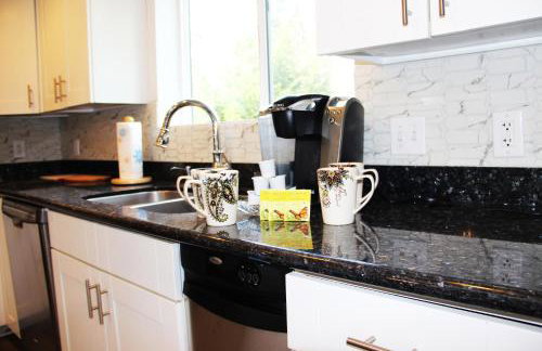 Bright 3 bedroom home with full kitchen, fenced backyard, sports court and free parking - Foto 10