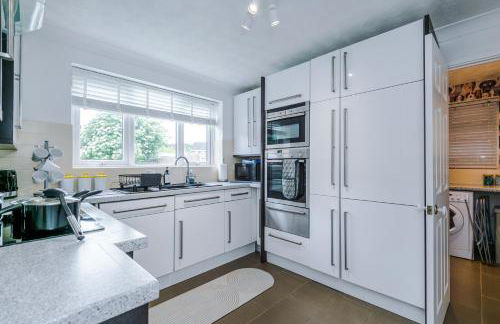 4BR Home for 8, Full Kitchen, Parking, WiFi in Northwich - Photo 24