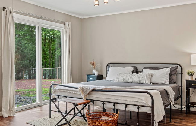 The Evergreen Escape by Avantstay Modern Cabin w Volleyball Court Hot Tub - Foto 32