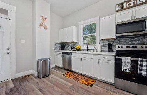 West High 3BR Private Backyard Petersburg Gem - Foto 35