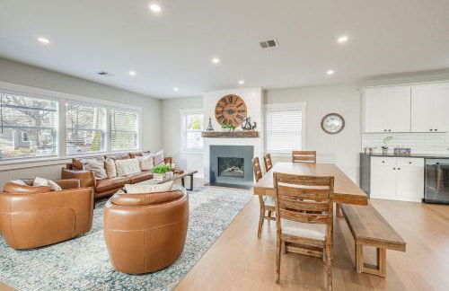 Patio and Fire Pit Retreat 2 Mi to Cape Cod Beaches - Foto 1