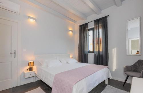 Seafront Villa Adriatica with pool - Photo 27