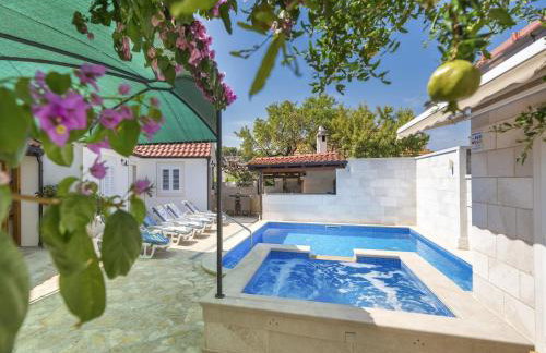 Holiday home krika -Three Bedroom Home with heated Pool and Jacuzzi - Foto 100