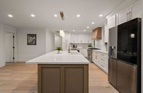 Spacious Modern Home with Rooftop & Private Backyard - Foto 23