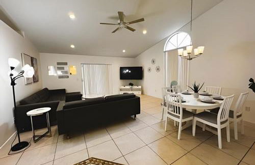 Lakeside Pool Home, Games close to Disney & Malls - Foto 1