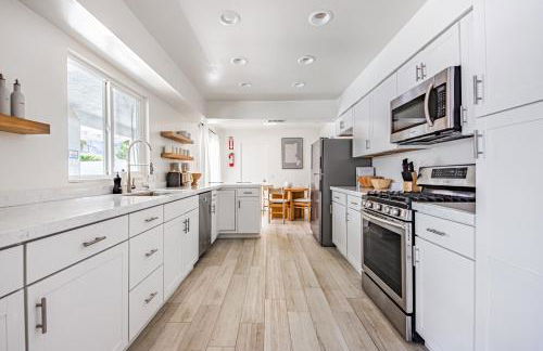 Spacious home with pool, fireplace, outdoor deck - Foto 16