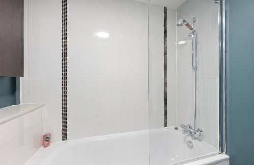 Sleek Apartment with Balcony - City Centre - Free Parking, Fast WiFi and 55'' Smart TV by Yoko Property - Foto 4