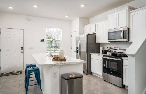 Stylish & Chic 2BR Townhome | Close 2 Bch. - Foto 15