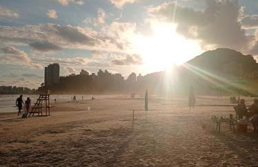 Apartamento com Estacionamento, Wi-Fi, Ar condicionado a 300 metros da Praia da Enseada no Guarujá. - Foto 66