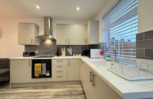 Modern 3 Bedroom Home - Free Driveway Parking - 6 Guests - Upstairs Bathroom and Downstairs WC - Foto 10