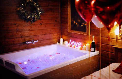 Le Chalet romantique, SPA XXL, 5 min centre ville, Écran cinéma, Lit king size, cascade d'eau - Photo 12