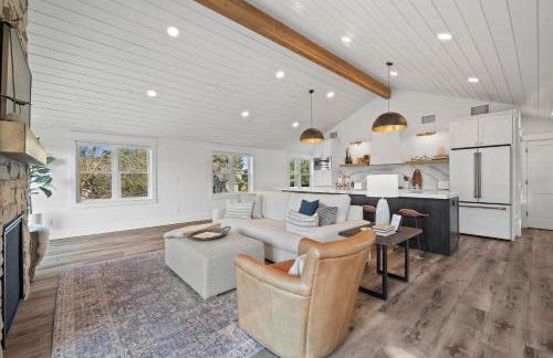 Designer Home w/ Lake Views+Walk to Downtown&Beach - Foto 8