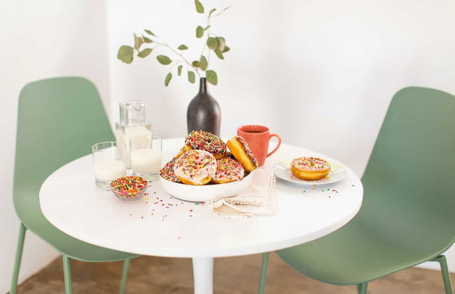 2 Rooms, Sleeps 8 Retro Hotel w/ Pool Wesley King Studio Buyout by Avantstay - Foto 14