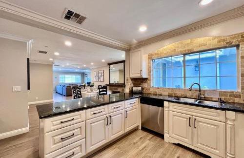 Stunning 8 bedroom 6 bathroom Pool Home - Photo 49