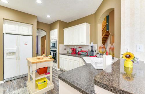 Patio, BBQ and Yard Family Retreat in Pearland - Photo 8