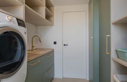 Ultra-Modern 5-Bed Luxury Chalet with Private Pool & Home Cinema 13 Min To Beach - Foto 37