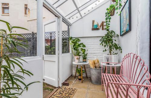 Delightful 2 Bed House a Stones Throw From Beach - Pass the Keys - Photo 9