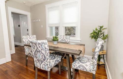 Cozy Riverfront Bungalow with Stunning Views - Foto 15