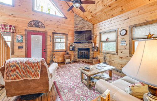 Cozy Couples Getaway with Hot Tub Fox Ridge Cabin - Foto 8