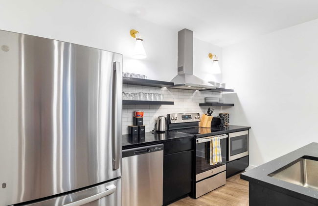 Dual Bachelor Pads w/ Rooftop Lounge & Games Sleeps 26 5 Min to Broadway - Foto 13