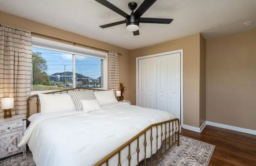 NEW Dragster Dream House - Game Room - Walk to the Speedway - Foto 16