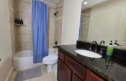 Game & Soak Retreat 3BR Private Jacuzzi Pool Table - Foto 8