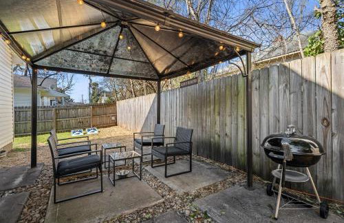 2BR Home with Fenced Backyard, Minutes to Uptown - Foto 33