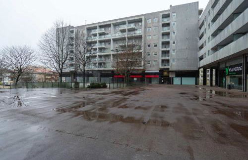 Modern Flat with Balcony & Garage by HostWise - Foto 35