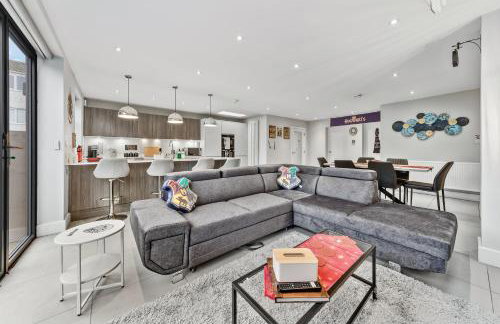 The Lumos House - 4 Bed Home w Parking near Harry Potter Studios - Foto 39