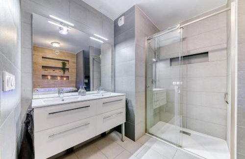 GuestReady - Chic Stay with Jacuzzi and Parking - Photo 24