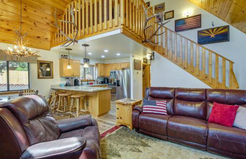 2 Mi to Show Low Lake: Scenic Cabin w/ Balcony - Foto 1