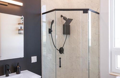 2BR, King Bd, Free Prkn, Gym, NYC View, 8min Train - Foto 65