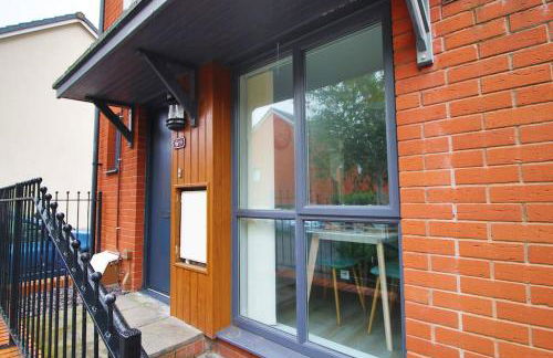 Modern and Cosy 3 Bed House Close to Cardiff City Centre perfect for Family Relocations, Contractors & Groups by Gurkha Stay with Free Parking and Wifi - Foto 23