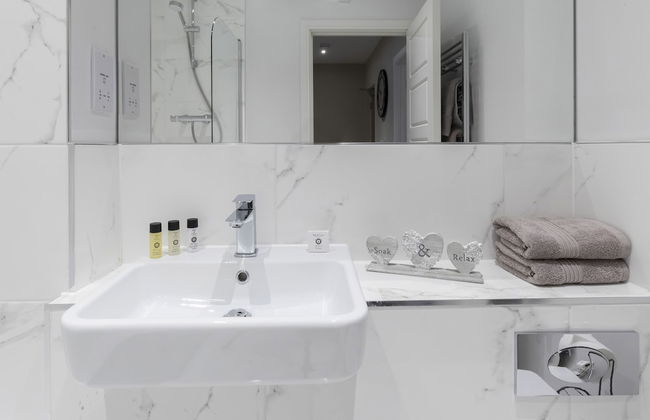 Elliot Oliver - Chic 2 Bedroom Town Centre Apartment - Photo 14