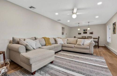 3 Bedroom Hilltop Escape with 5 Private Acres and Hot Tub - Foto 8