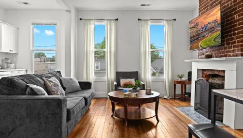 Charming 2nd-Floor Flat 3BR 2BA Free Parking - Foto 2