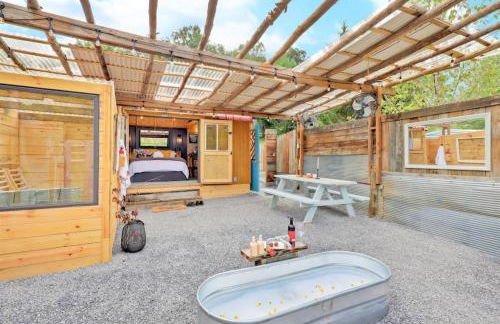 Meadow View Romantic Nature Stay w Barn, Outdoor Tub and Sauna - Foto 20