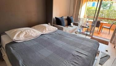 APPARTEMENT ET SA JOLIE TERRASSE Le Lavandou Saint Clair, a deux pas de la plage de St Clair, au calme, Studio tout équipé, clim, Wifi Fibre, TV connectée, lave linge, lave vaisselle, place de parking et plus, serviettes et draps fournis - Foto 5