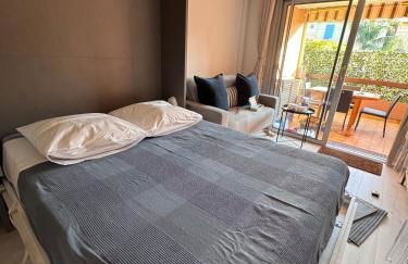 APPARTEMENT ET SA JOLIE TERRASSE Le Lavandou Saint Clair, a deux pas de la plage de St Clair, au calme, Studio tout équipé, clim, Wifi Fibre, TV connectée, lave linge, lave vaisselle, place de parking et plus, serviettes et draps fournis - Foto 5