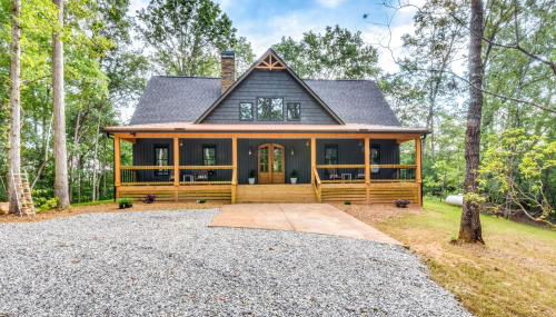 Luxurious Clarkesville Cabin with Decks and Fire Pit - Foto 3