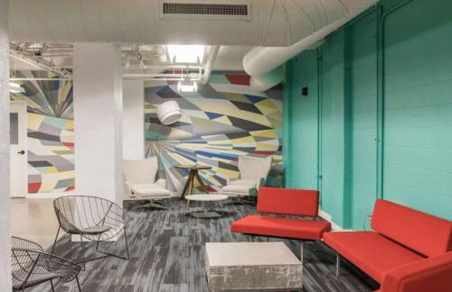 Modern Industrial Apartment with Skywalk - Foto 14