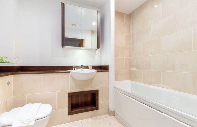 Idyllic 2 Bed Flat with Balcony in Canada Water - Foto 26