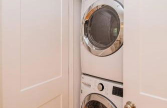 Stylish 2BR w Full Kitchen, Laundry & Cen Air - Foto 16