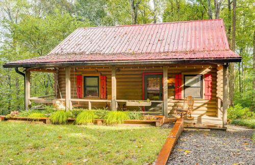 Soak in Hot Tub, Explore Outdoors Cleveland Cabin - Foto 1