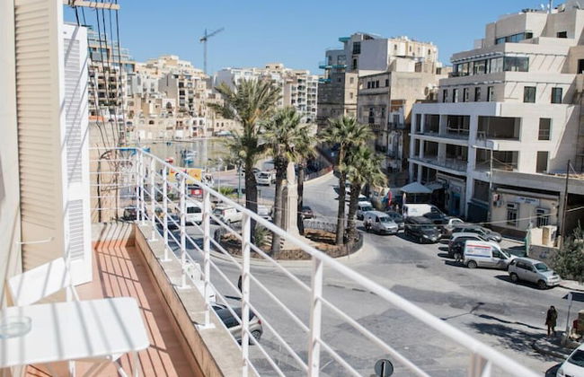 Bright, Spacious and Right in the Center - Foto 16