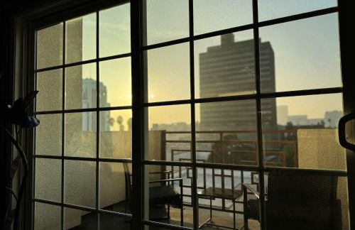 Bright & Spacious in Iconic LA Neighborhood Free parking - 10mins to Cedars - Photo 34