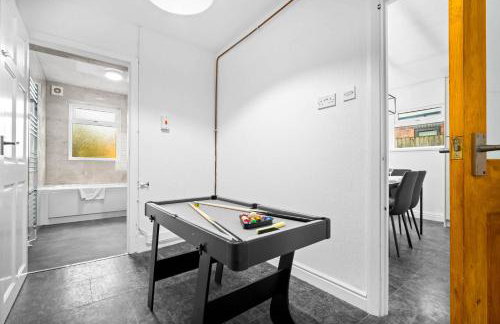 Stylish 3 Bedroom House - Garden - Pool Table - Parking 165M - Foto 21